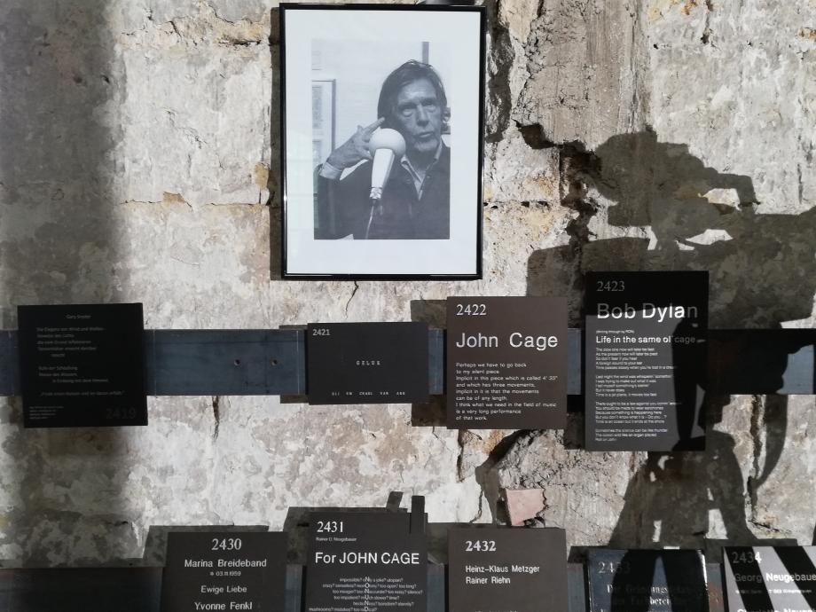 John Cage im Schatten der Kameras