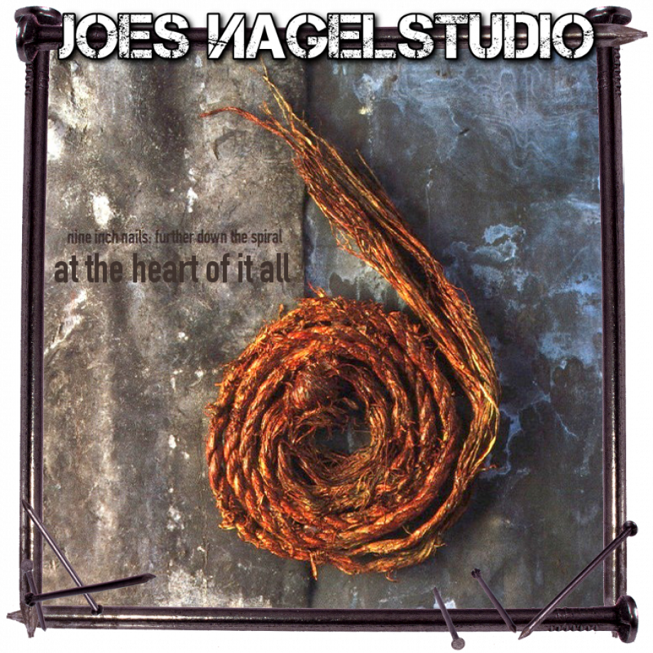 Zusammengerolltes Garn auf dunklem Untergrund mit der Auschrift "Nine Inch Nails - Further Down The Spiral - At The Heart Of It All" darauf