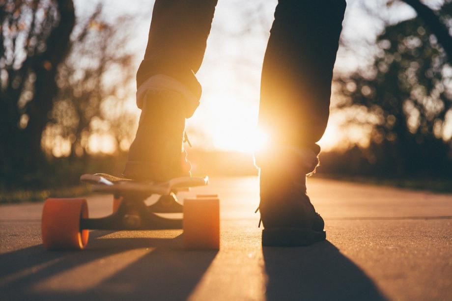 Skateboard Ein Skateboard gegen das Sonnenlicht.