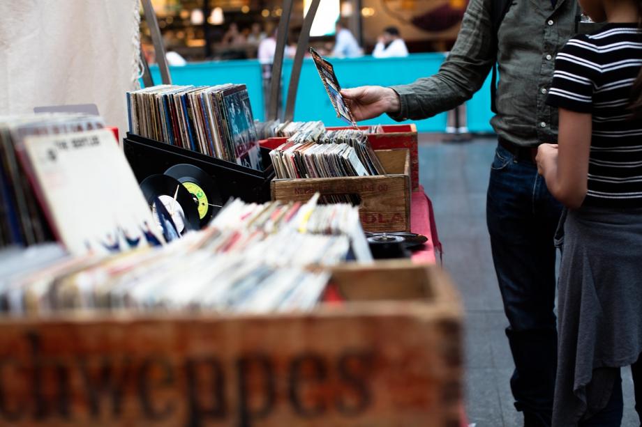 Schallplattenbörse Stand, an dem Schallplatten verkauft werden.