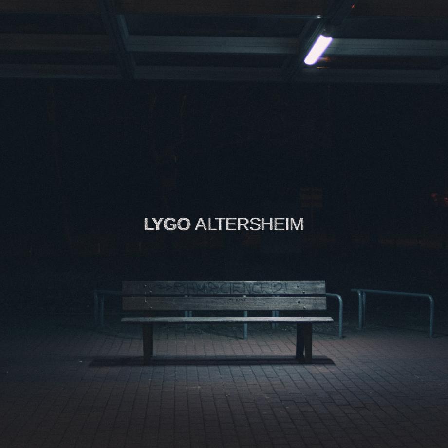 Lygo - Altersheim Single Cover zum Song Altersheim. Auf dem ist eine leere Parkbank in einer dunklen Umgebung zu sehen.