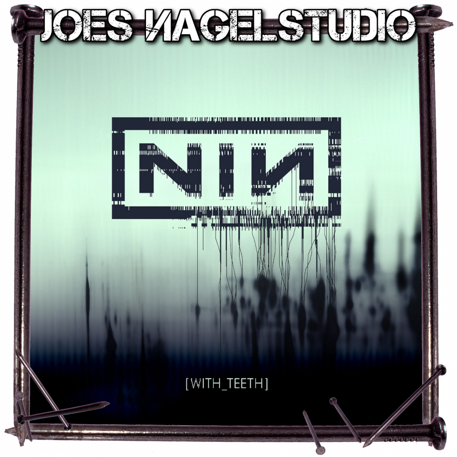 NIN-Logo auf blauem Untergrund von Nägeln umrahmt