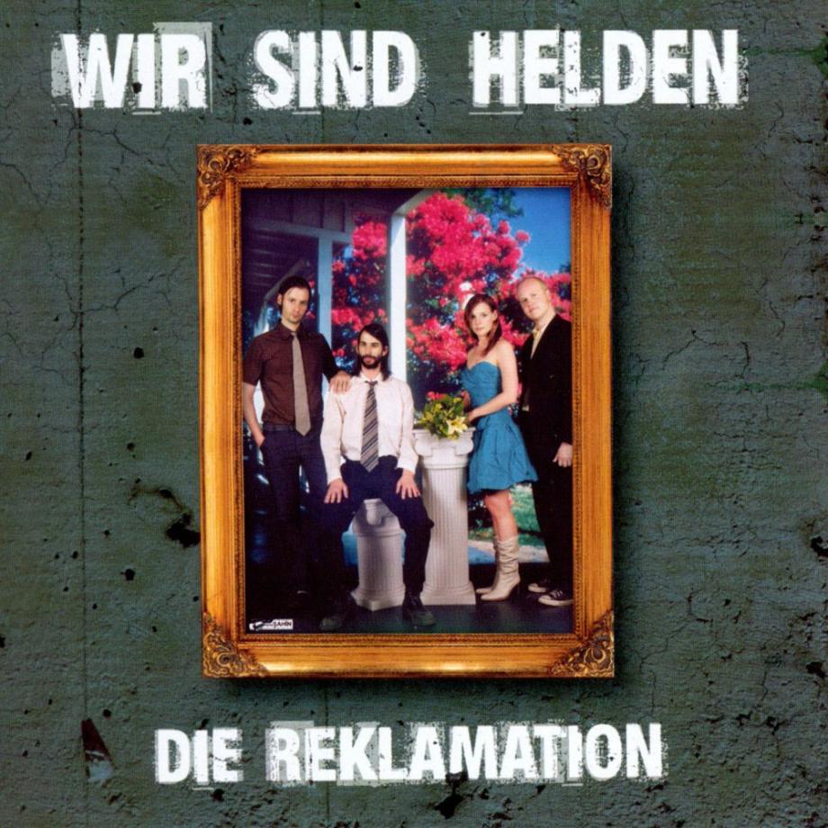 WsH Gruppenfoto der Band, umrahmt von "Wir Sind Helden" und "Die Reklamation"