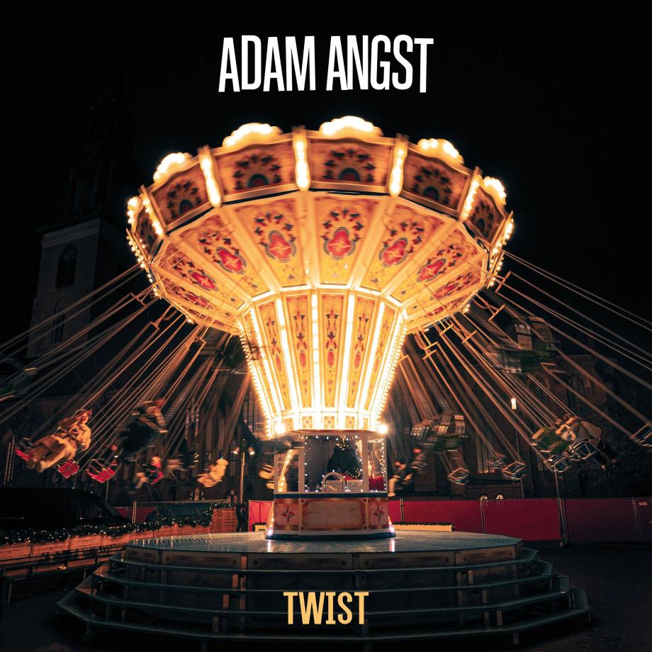 Adam Angst Twist Auf dem Cover-Bild ist ein hell erleuchtetes Kettenkarussel vor dunklem Hintergrund zu sehen
