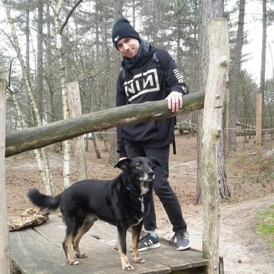 Joe mit einem NIN-Hoodie an neben seinem Hund