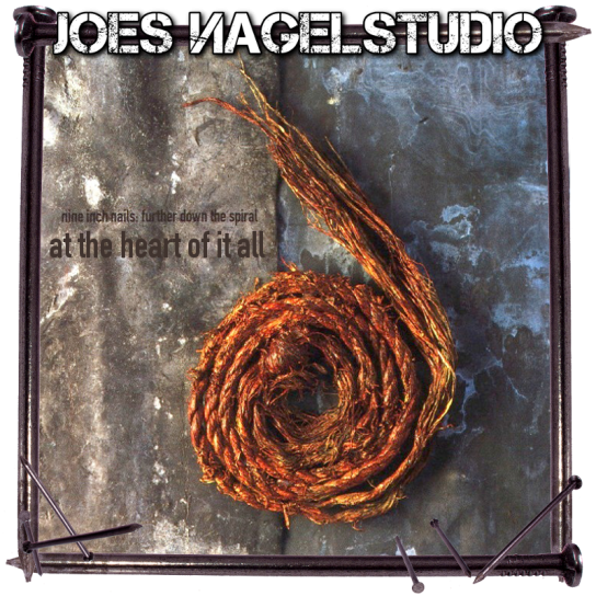 Zusammengerolltes Garn auf dunklem Untergrund mit der Auschrift "Nine Inch Nails - Further Down The Spiral - At The Heart Of It All" darauf