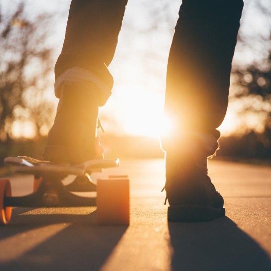 Ein Skateboard gegen das Sonnenlicht.