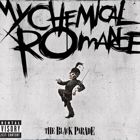 Ein Skelett, welches aussieht als würde es eine Parade anführen steht unter dem "My Chemical Romance" Schriftzug
