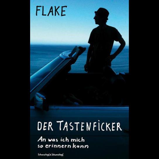Flake steht neben einem Auto und blickt zur Seite
