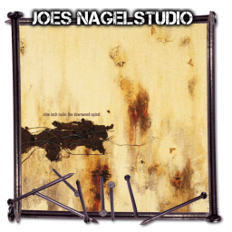 Hier könnte das Cover des Albums "The Downward Spiral" zu sehen sein.