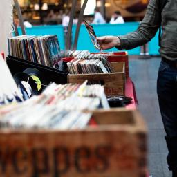 Stand, an dem Schallplatten verkauft werden.