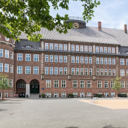Vorderansicht des Hansa-Gymnasiums in Hamburg-Bergedorf mit Schulhof