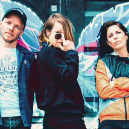 Die Band Shirley Holmes steht vor einer Graffiti-Wand